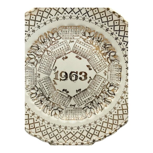 1963 Calendar Decorative Collector 10" Plate, Unmarked, Scalloped Edge - Picture 3 of 4